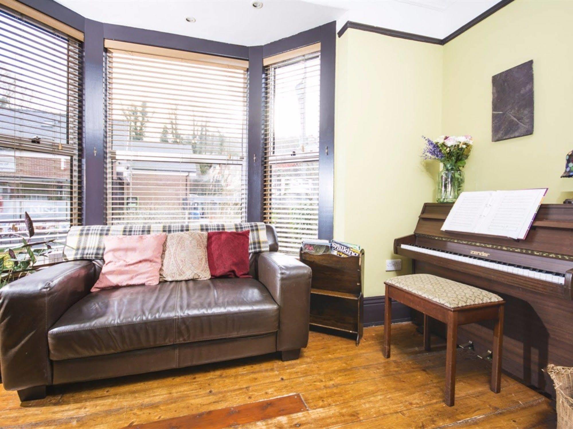 Llangollen Hostel Guest Rooms - No Dormitories - Self Catering Eksteriør billede