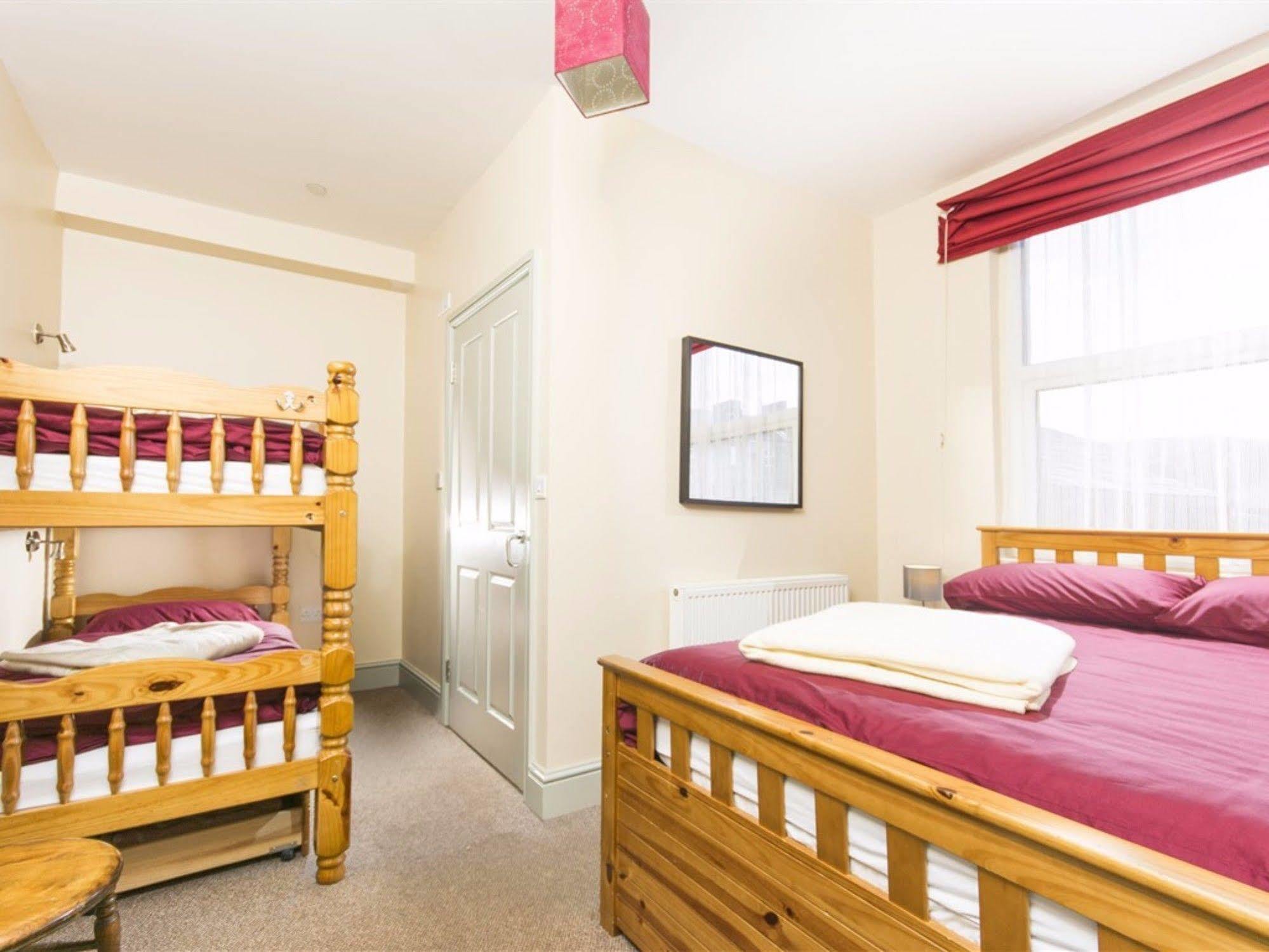 Llangollen Hostel Guest Rooms - No Dormitories - Self Catering Eksteriør billede